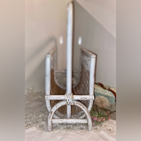 3/75$ Vintage distressed painted white‎ wicker Magazine holder farmhouse style - Picture 7 of 13